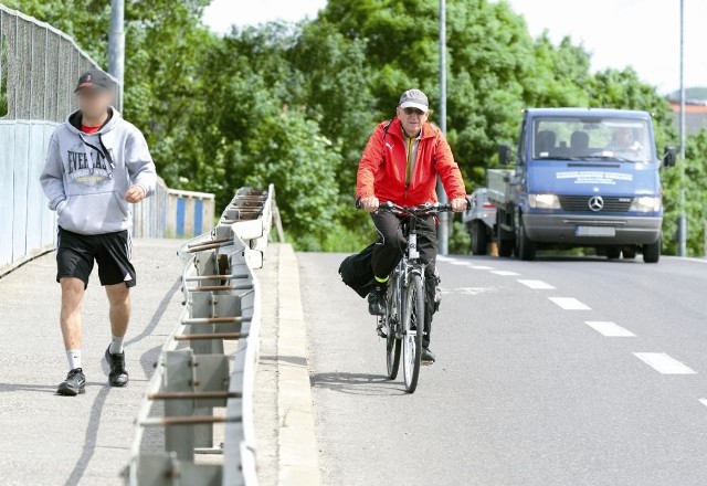 &#8211; Staram się jeździć na rowerze zgodnie z przepisami. Wiele razy widziałem rowerzystów, którzy popełniają wykroczenia &#8211; mówi pan Jan, którego spotkaliśmy na ścieżce na wiadukcie przy al. 3 Maja.