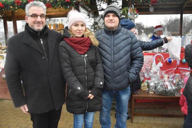 Rodzice Olusia przyjechali na Jarmark aby podziękować szefowi Szlachetnej Paczki Romanowi Kęszczykowi (z lewej).