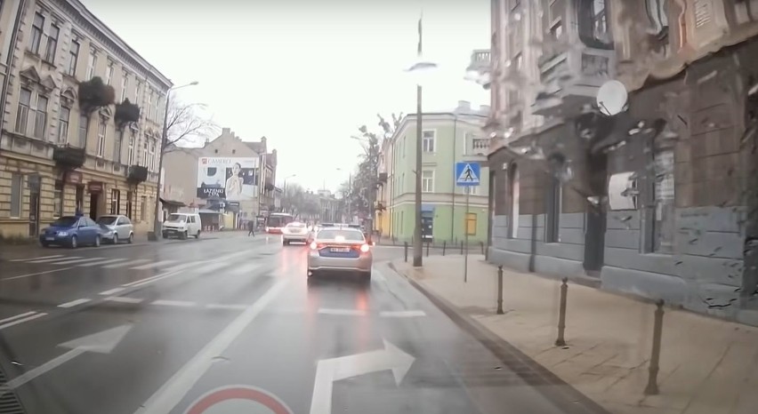 Skandaliczne zachowanie kierowcy pojazdu Straży Miejskiej w Radomiu. W sieci opublikowano nagranie. Zobaczcie
