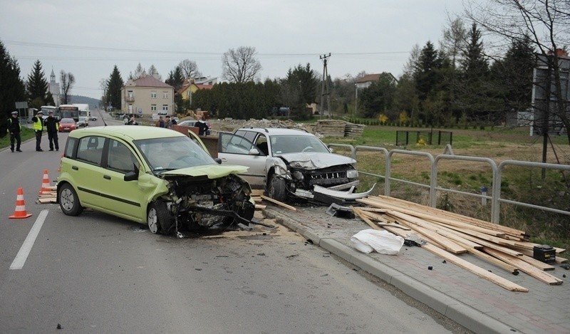 Policjanci i strażacy pracują na miejscu wypadku drogowego,...