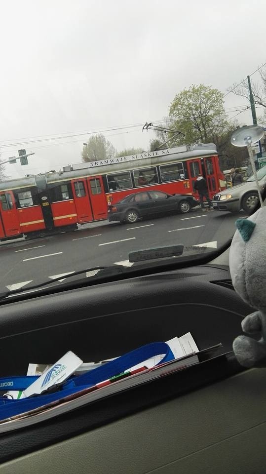 W Świętochłowicach doszło do zderzenia samochodu osobowego z tramwajem