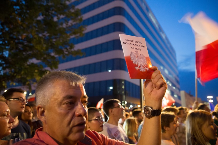 „Łańcuch światła” pod sądami połączył tysiące krakowian [ZDJĘCIA]