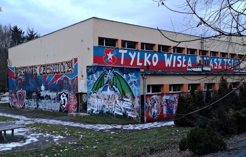 Kraków. „Twórczość artystyczna” krakowskich kiboli na elewacjach budynków [ZDJĘCIA]