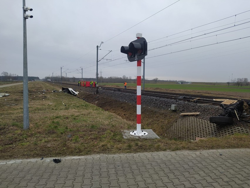 Samochód ciężarowy wjechał pod pociąg Kolei Dolnośląskich. Jedna osoba zginęła. Utrudnienia na trasie Poznań-Wrocław [ZDJĘCIA]