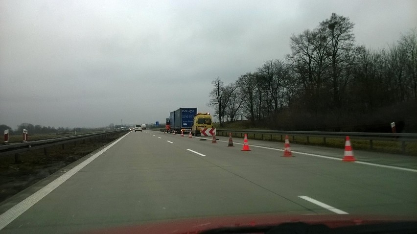 Zepsuta ciężarówka na autostradzie A4 przed zajazdem na...