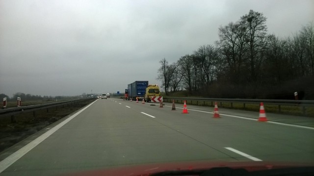 Zepsuta ciężarówka na autostradzie A4 przed zajazdem na Pietrzykowice