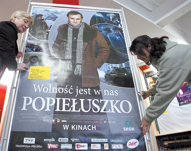 Plakat filmu o księdzu Popiełuszce w słupskim kinie Milenium.