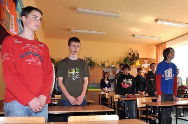 Uczniowie Publicznego Gimnazjum numer 13 w Radomiu ( na zdjęciu klasa II g) tak samo jak ich koledzy z innych radomskich szkół minutą ciszy uczcili ofiary pożaru w Kamieniu Pomorskim.
