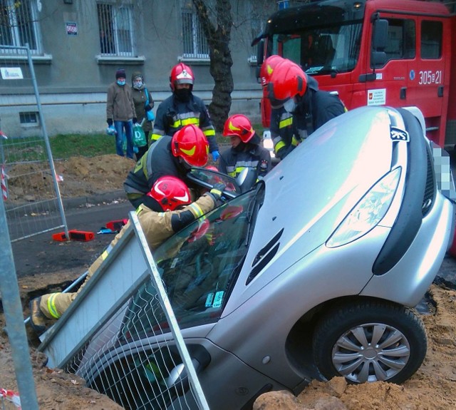 Kierowca peugeota 206 podczas cofania najpewniej zagapił się i wpadł tyłem auta do głębokiego wykopu. Na pomoc wezwano strażaków, którzy najpierw wydobyli z samochodu kierowcę oraz dwóch pasażerów. GALERIA ZDJĘĆ I WIĘCEJ INFORMACJI - KLIKNIJ DALEJ