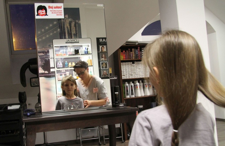 Coraz więcej osób w Tarnobrzegu zgadza się pozbyć włosów, żeby ktoś inny mógł się z nich cieszyć (zdjęcia)