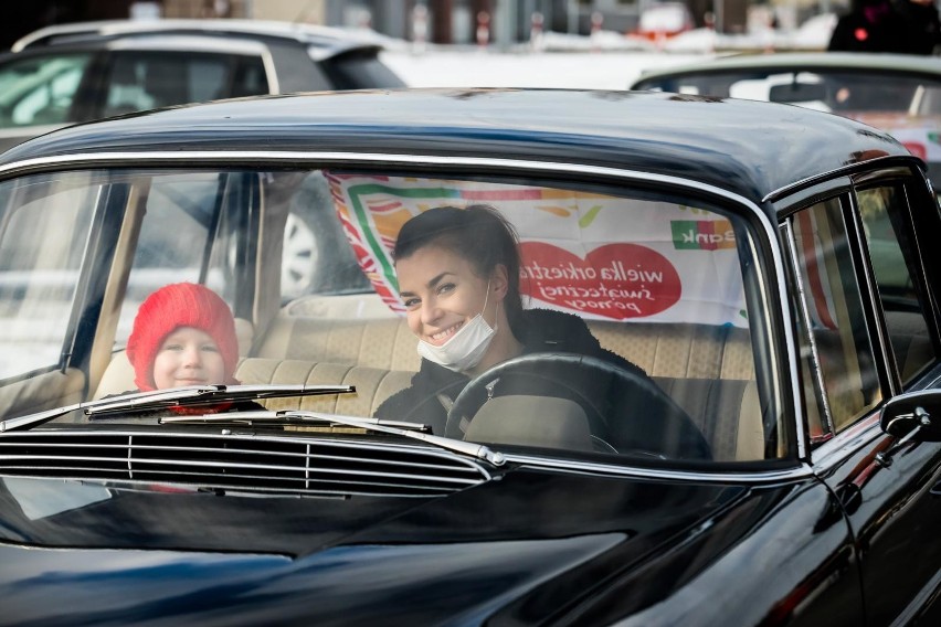 Retro Karawana zabytkowych aut przejechała ulicami...