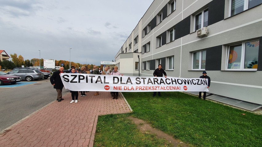 Starachowiczanie protestowali przeciwko przekształceniu szpitala w covidowy. Padło wiele gorzkich słów! Zobaczcie zdjęcia