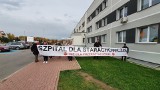 Starachowiczanie protestowali przeciwko przekształceniu szpitala w covidowy. Padło wiele gorzkich słów! Zobaczcie zdjęcia
