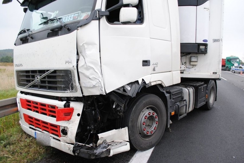 W Markowicach osobówka uderzyła w ciężarowe volvo