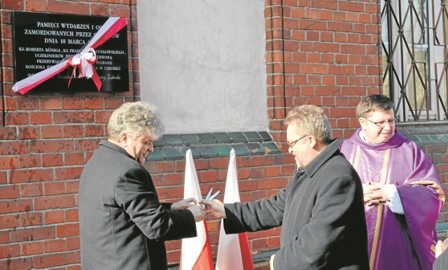 Wstęgę przy tablicy przecięli burmistrz Witold Namyślak i starosta lęborski Edmund Głombiewski