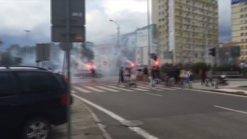 Godzina W w Szczecinie. Zapalili race na środku ulicy. Interweniowała policja [wideo]
