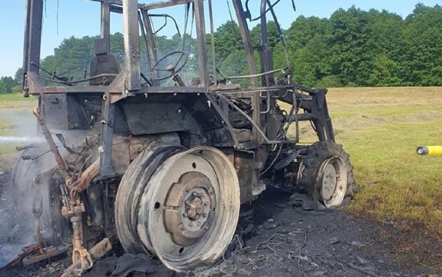 Maszyny rolniczej niestety nie udało się uratować. Ciągnik spłonął doszczętnie.