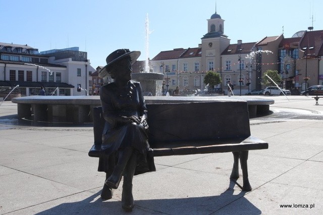 Ławeczka Hanki Bielickiej stanęła na Starym Rynku w Łomży.