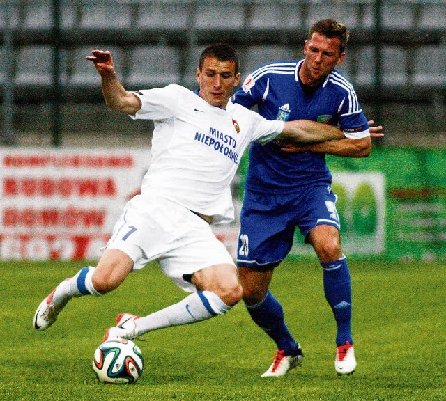 Krzysztof Zaremba (z lewej) podczas meczu z Miedzią Legnica