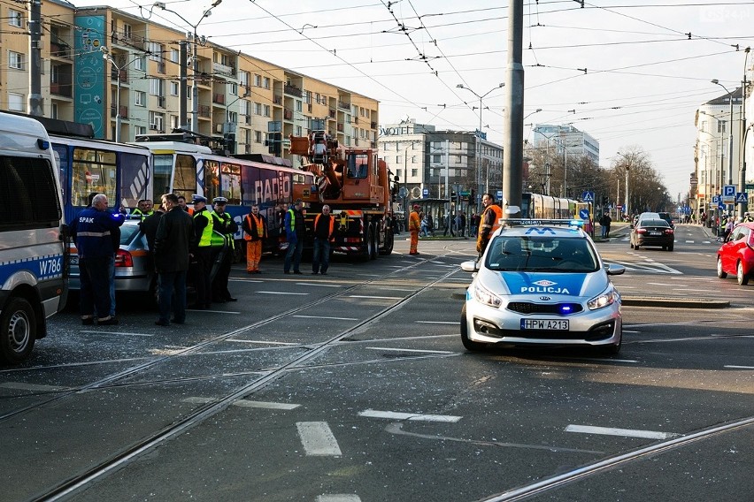 Wypadek na Bramie Portowej w Szczecinie: zderzenie tramwaju...