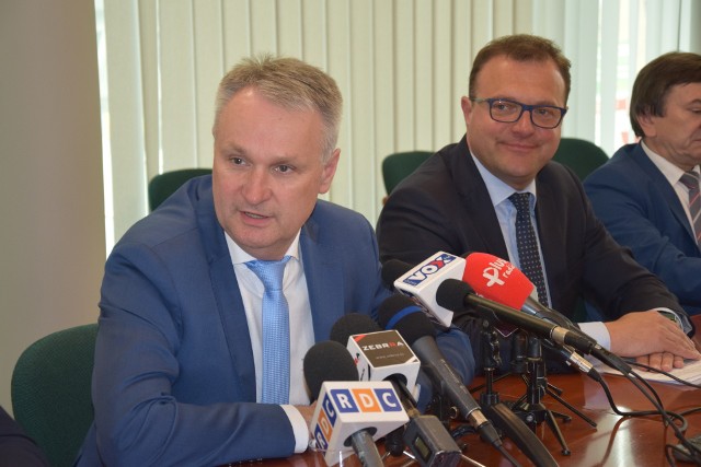 O rozpoczęciu procedury przetargowej informowali prezydent Radosław Witkowski (z prawej) i prezes Grzegorz Janduła.