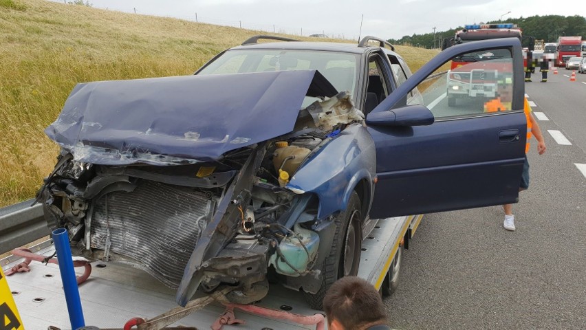 Opel zderzył się z ciężarówką na autostradzie A4 w rejonie Góry św. Anny 