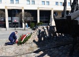 Premier Morawiecki pod Pomnikiem Katyńskim: Dzisiaj to nie tylko walka o pamięć, ale i o naszą przyszłość