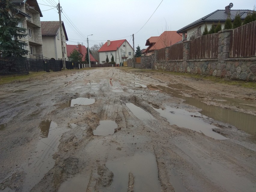 Wiosenne roztopy w powiecie białostockim. Gminne drogi są w...