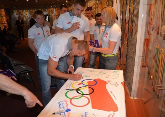 Podpis na fladze olimpijskiej składa Radosław Marcinkiewicz z Namysłowa.
