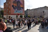 Opole 2021. Mural Krzysztofa Krawczyka odsłonięty. Tłum mieszkańców na uroczystości