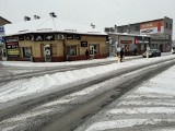 „Śnieżny armageddon” w Olkuszu. Śnieg nie przestaje sypać. Warunki na drogach i chodnikach pogarszają się z godziny na godzinę. ZDJĘCIA