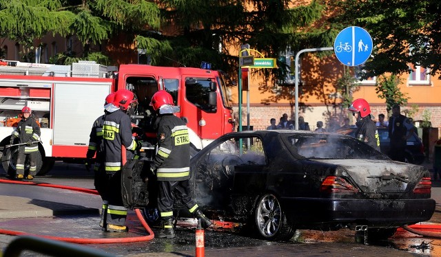 Mercedes zapalił  się we wtorek wieczorem w centrum Chojnic przy rondzie Solidarności