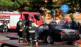 Mercedes zapalił się w centrum Chojnic. Kierowca w szpitalu [zdjęcia, wideo]