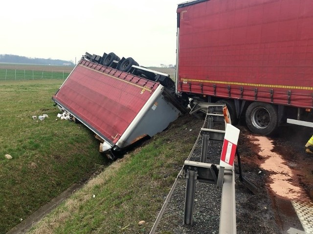 Utrudnienia między Kątami Wrocławskimi, a Pietrzykowicami trwały 10 godzin. Dziś korek w tym miejscu osiągnął 10 kilometrów. W sieci zaś pojawił się film z momentem wypadku.