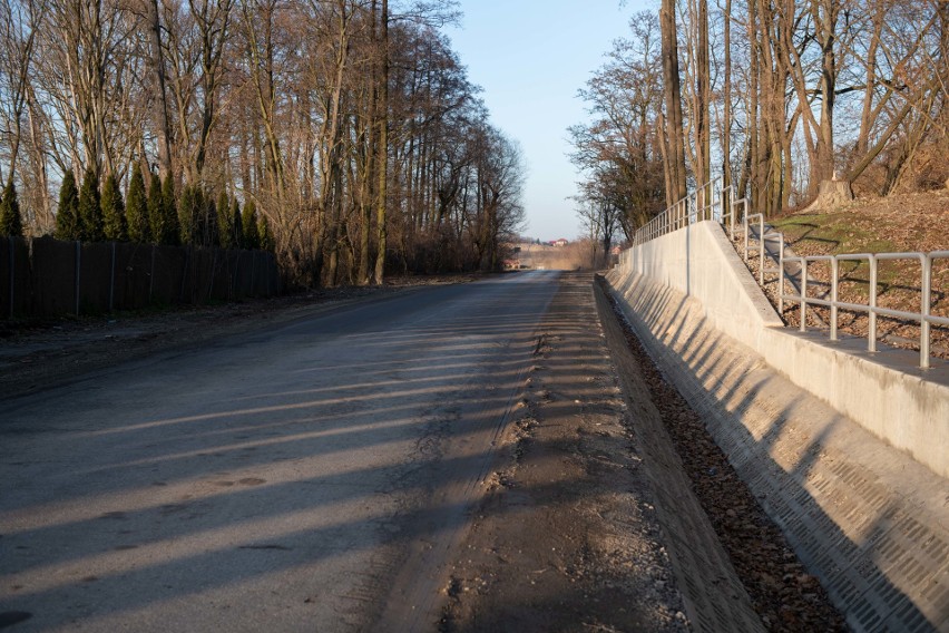 Wierzbno. Osuwisko przy drodze wreszcie stabilne