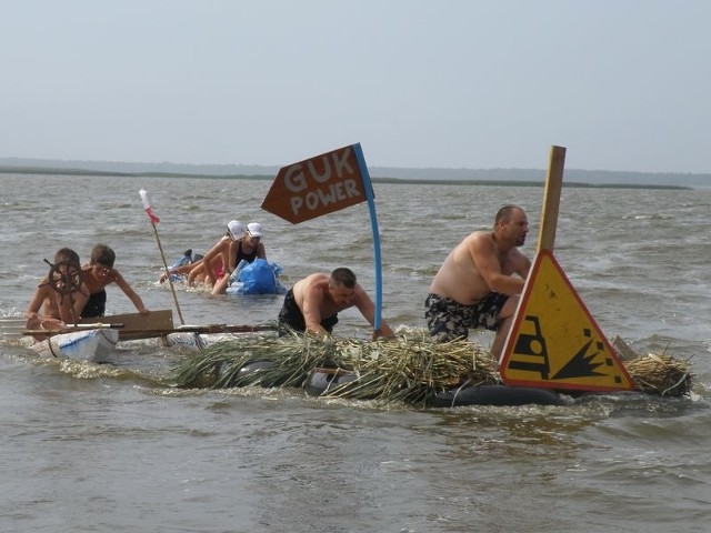 Spektakularne konkursy w "Pływaniu na byle czym&#8221; są wizytówką miejscowości Żarnowska. Teraz powstanie tam skansen rybacki. 