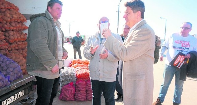 Janusz Palikot rozmawiał z ogrodnikami, rozdawał swoje zdjęcia i autografy. Przekonywał rolników, by na niego oddali głos w wyborach prezydenckich.