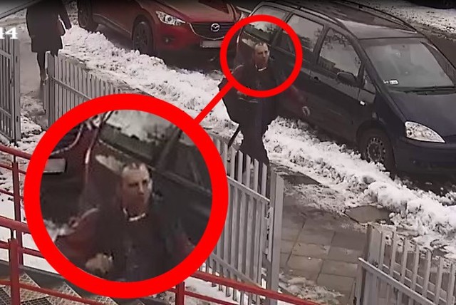 Kto widział tego napastnika? Zranił i okradł dwóch mężczyzn na ulicy Targowej w Toruniu [ZDJĘCIA]