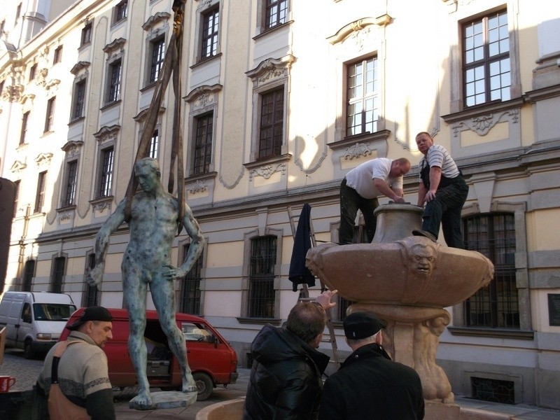 Wrocław: Szermierz zniknął z fontanny na pl. Uniwersyteckim (ZDJĘCIA)