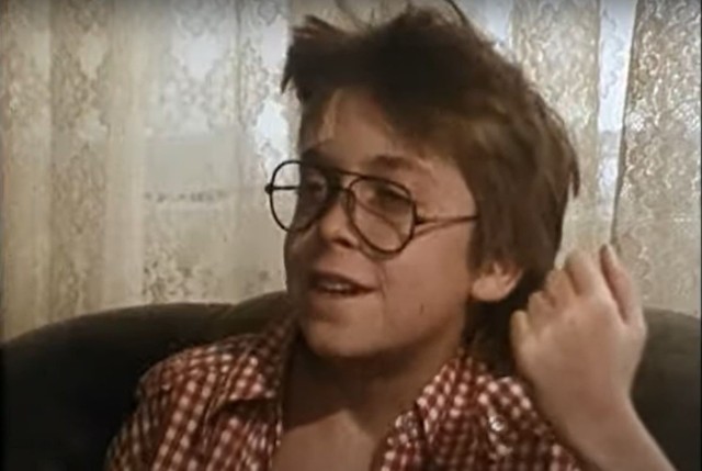 Serial "Siedem życzeń" nakręcono w 1984 roku.Głównymi bohaterami serialu "Siedem życzeń" jest 13-letni Darek (w tej roli Daniel Kozakiewicz) oraz czarny kot Ramenedes, którego chłopiec uratował przed chuliganami. Kot okazał się mieć cudowne zdolności. Nie tylko mówił ludzkim głosem, ale również spełniał życzenia. Zobaczcie, jak dziś wygląda Daniel Kozakiewicz, czyli Darek z serialu "Siedem życzeń". Zdjęcia >>>>