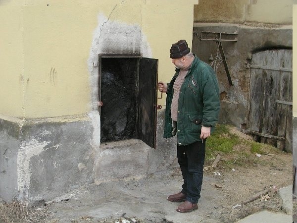 Kierownik gorzelni Antoni Białecki zagląda do  chwytacza popiołów i niedopałków by upewnić  się że już czas na czyszczenie tych urządzeń.