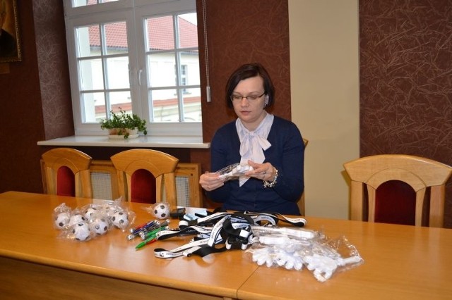 , dyrektorka MORiW-u prezentuje grudziądzkie gadżety na Euro 2012