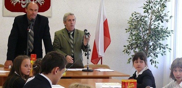 W arkana samorządności wprowadzali nastolatków przewodniczący dorosłej rady Krzysztof Magnes (z lewej) i burmistrz Adam Bodzioch.