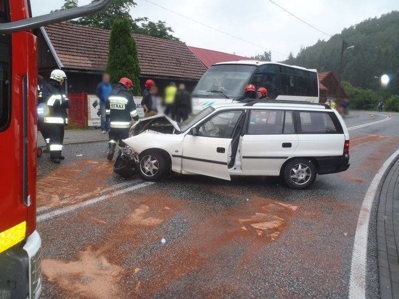 Barcice. Czołowe zderzenie kursowego busa na dk nr 87