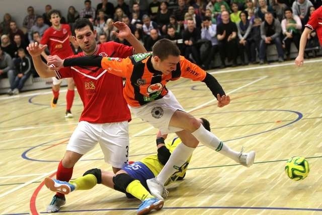 Faworytem sobotniego spotkania derbowego są gracze Football Clubu Toruń (w czarno-pomarańczowej koszulce Dawid Kawka)