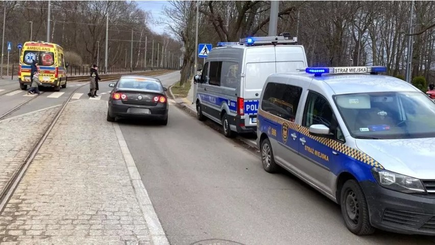 Wypadek w Gdańsku Stogach 21.02.2023. Kierowca osobówki potrącił starszego mężczyznę, jadącego na rowerzystę i próbował uciec