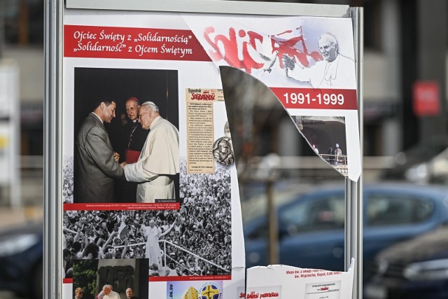 Zdewastowano wystawę poświęconą Janowi Pawłowi II. Jest nagranie z monitoringu