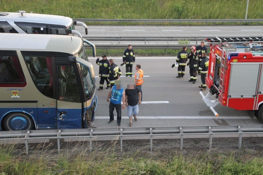 Wypadek na A4, 12.06.2015, autobus wiozący dzieci zderzył...