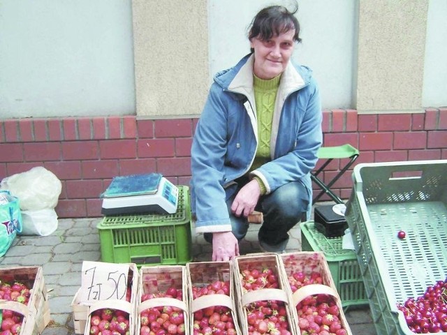 Pani Lucyna Sakowska zarabia ok. 60 zł dziennie. Jeśli sprzeda więcej owoców niż planował jej pracodawca, dostaje premię.