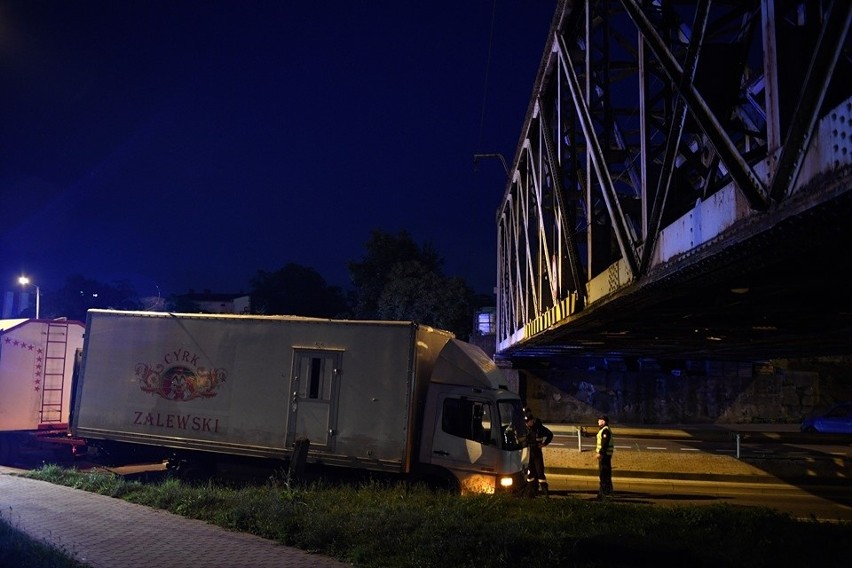 Ciężarówka cyrku Zalewskiego utknęła pod mostem kolejowym w Przemyślu [ZDJĘCIA INTERNAUTY]